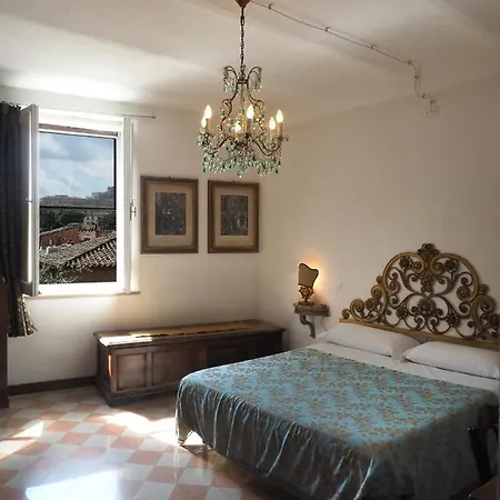 Azzi Comfortably, In The Quietness Of The Historical Centre Bed & Breakfast *